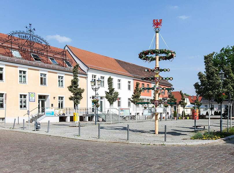 Teltow Marktplatz mit Maibaum und Rathaus