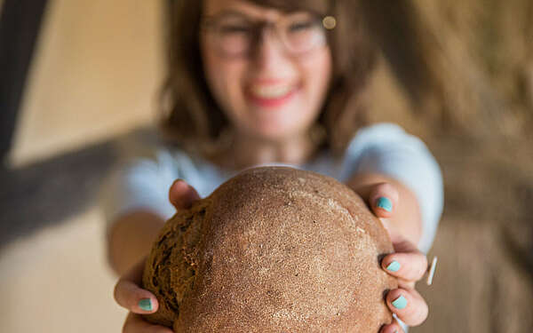 Lisa mit frisch gebackenem Brot