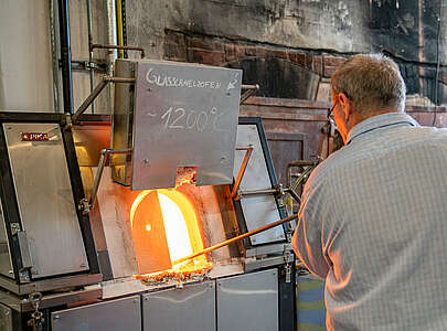 Glasstudio im Museumsdorf Glashütte - Glasmacher vor Glasofen