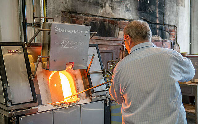 Glasstudio im Museumsdorf Glashütte - Glasmacher vor Glasofen