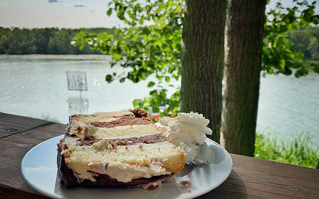 Torte und Kuchen mit Seeblick im Ufecafé Kloster Lehnin