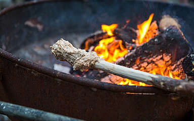 Stockbrot am Lagerfeuer