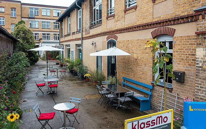 



        
            Innenhof des klassMo - Kulturcafe &amp; Gästehaus mit Kulturwerkstatt,
        
    

        Foto: Kreativnetzwerk FlämingSchmiede/Tobias Kramer
    