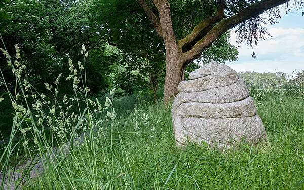Kunstwerk Steinschlange auf dem Kunstwanderweg mit Weg