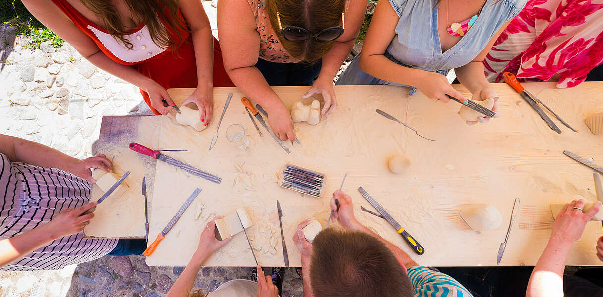 Gruppe beim Bildhauerworkshop in Sperenberg