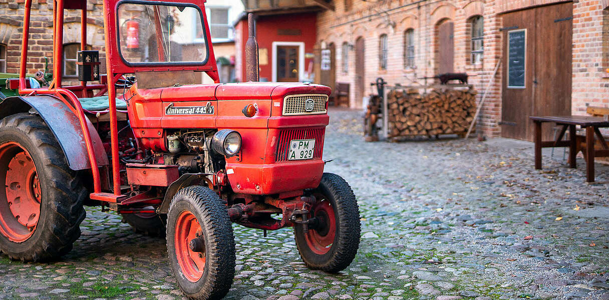 Historischer Traktor auf dem Hof von Bernd Moritz
