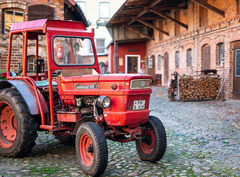 Historischer Traktor auf dem Hof von Bernd Moritz
