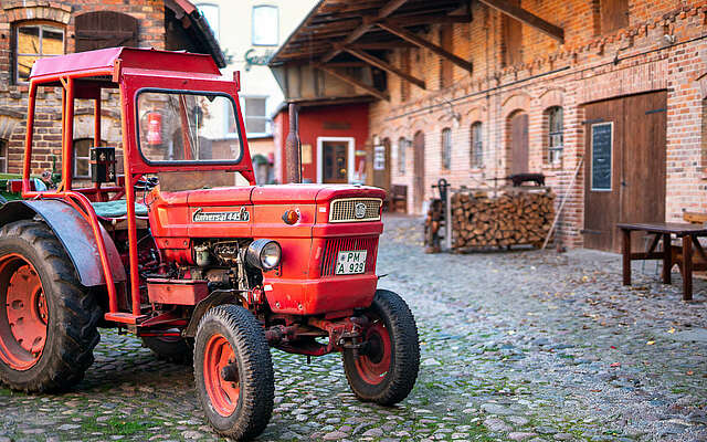 Historischer Traktor auf dem Hof von Bernd Moritz
