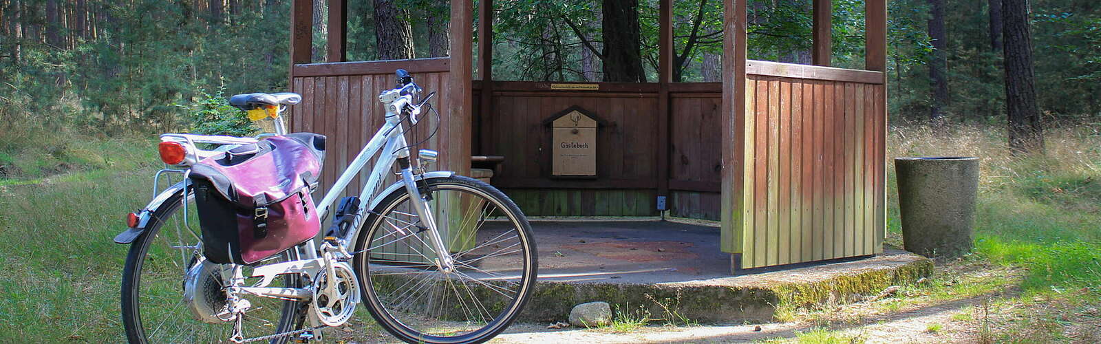 Fahrrad an Schutzhütte bei Tour zum Mittelpunkt,
        
    

        Foto: Naturpark Hoher Fläming/Heiko Bansen/Juliane Wittig