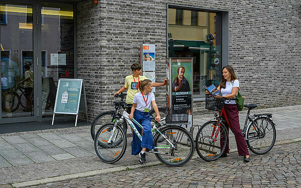 Familie mit Fahrrad vor Melanchtonhaus