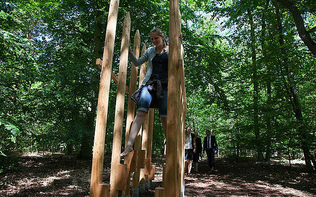 Teambuilding auf den Kletterstelzen im Barfußpark Beelitz-Heilstätten