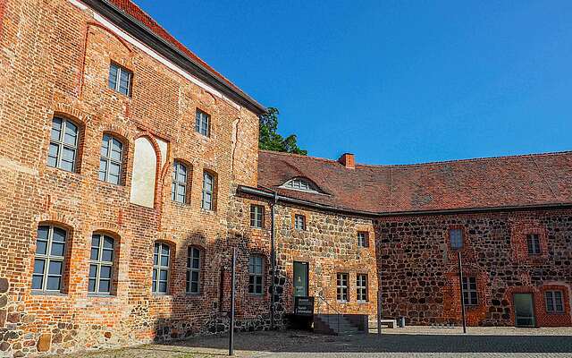 Städteporträt Ziesar - Innenhof der Burg Ziesar