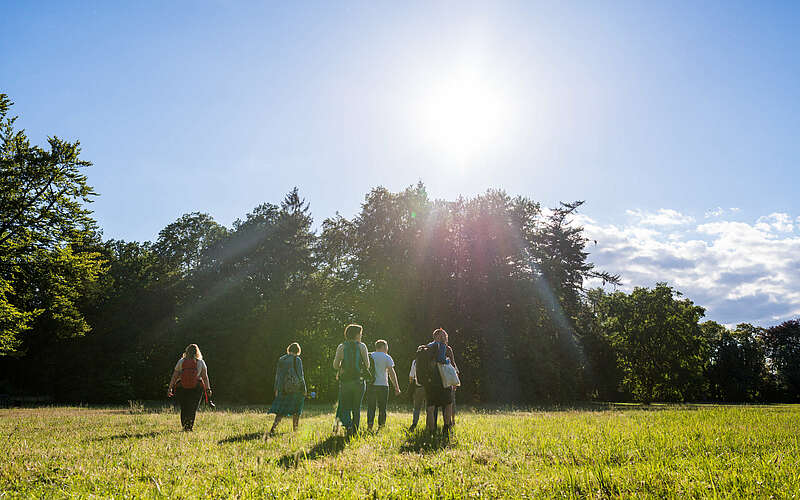 



        
            Wanderer am Schlosspark Wiesenburg,
        
    

        Foto: Tourismusverband Fläming e.V./Antje Wickboldt
    