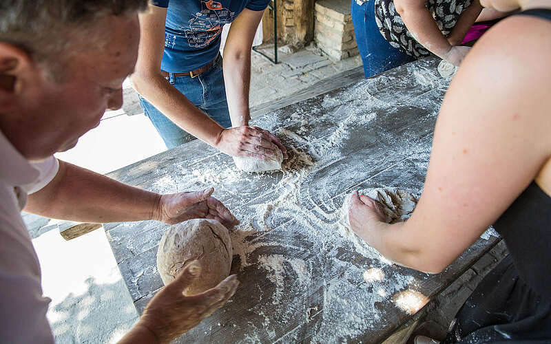 



        
            Blogger backen Brot in Glashütte,
        
    

        Foto: Tourismusverband Fläming e.V./Greg Snell
    