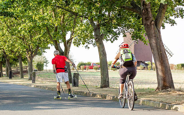 Cross-Skater und Fahrradfahrer bei der Hochzeitsmühle in Dennewitz