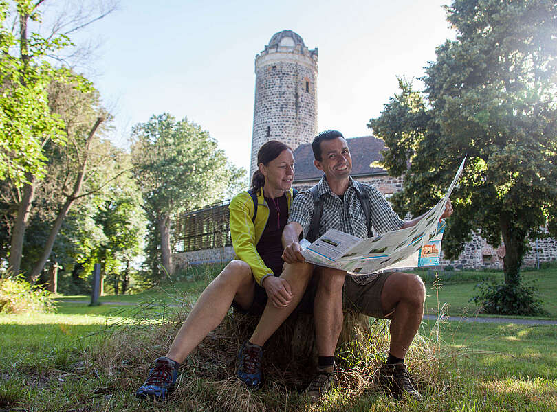 Paar mit Wanderkarte vor der Burg Ziesar