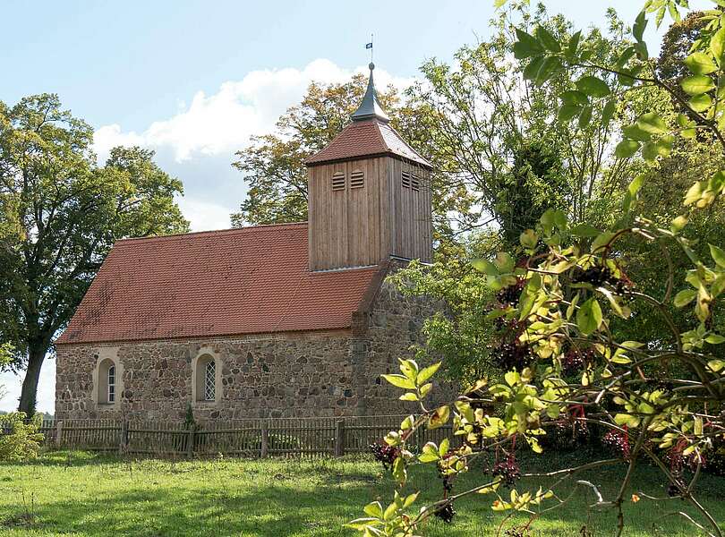 Dorfkirche Liepe, Lindenpfade