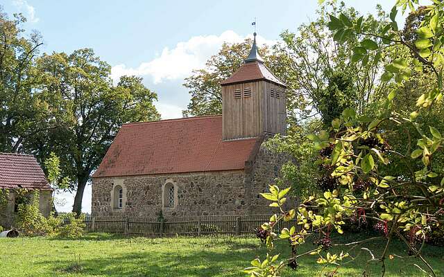 Dorfkirche Liepe, Lindenpfade