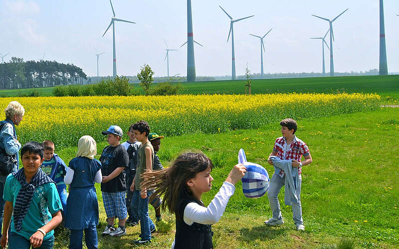 



        
            Schüler im Windpark Feldheim,
        
    

        Foto: Tourismusverband Fläming e.V./Hoffmann
    