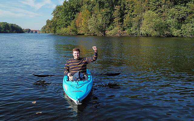 Steven Hille im Kajak auf dem Teltowkanal