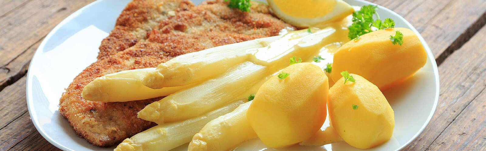 Spargel mit Schnitzel und Kartoffeln,
        
    

        Foto: Tourismusverband Fläming e.V./juefraphoto