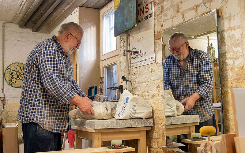 



        
            Holger Arnal bei der Arbeit - Städteporträt Niedergörsdorf,
        
    

        Foto: Tourismusverband Fläming e.V./Catharina Weisser
    