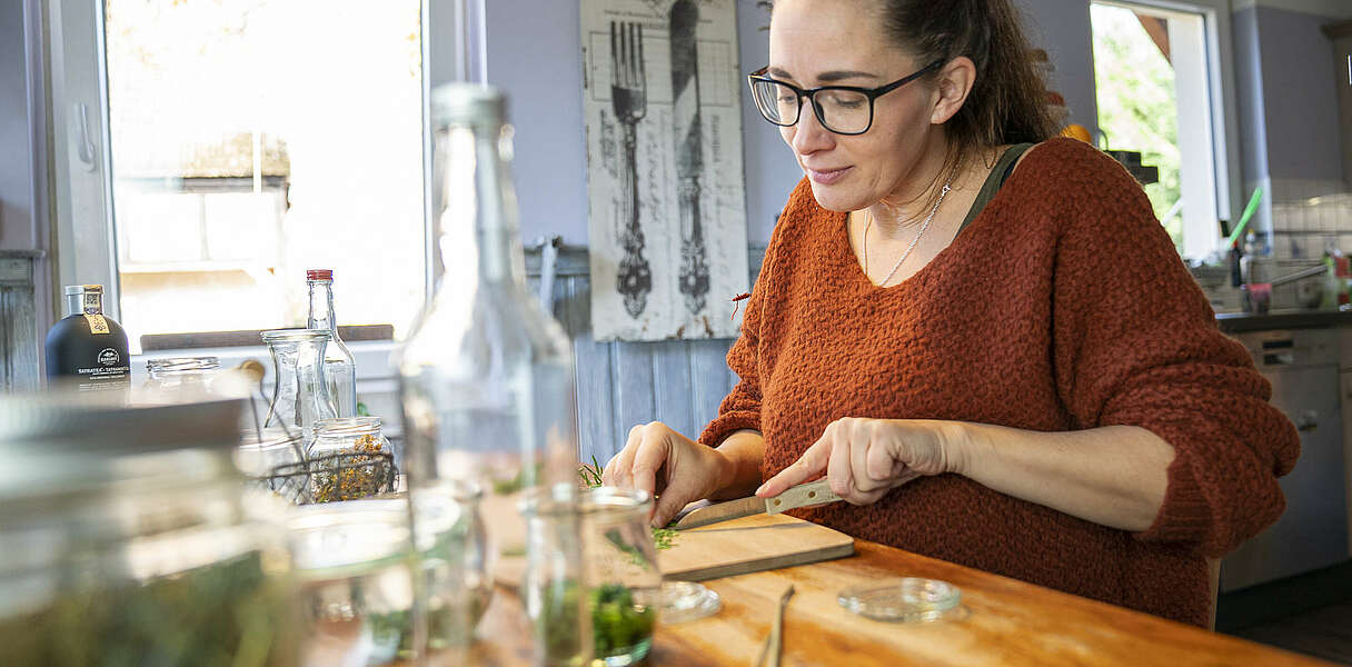 Die Auszeit -  Nadja Körner verarbeitet Kräuter