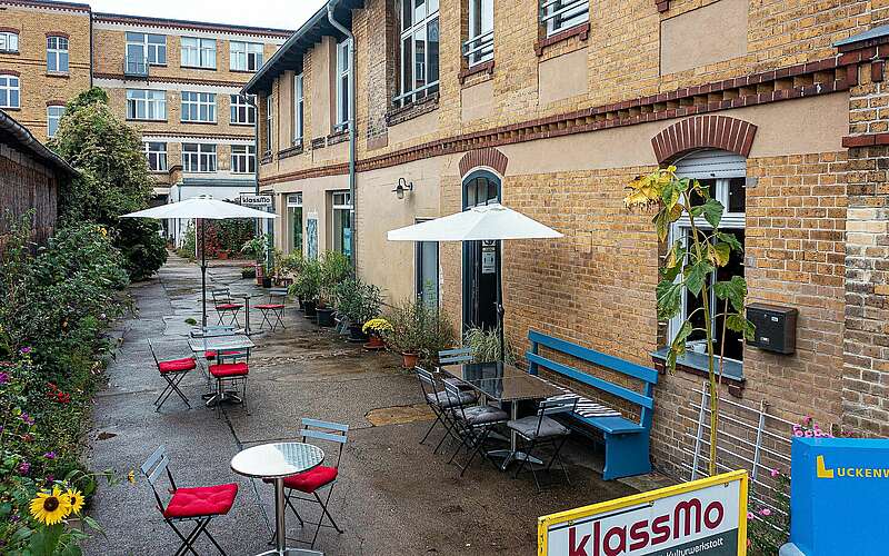 



    
        
                Innenhof des klassMo - Kulturcafe & Gästehaus mit Kulturwerkstatt,
            
        
                Foto: Kreativnetzwerk FlämingSchmiede/Tobias Kramer
            
    
