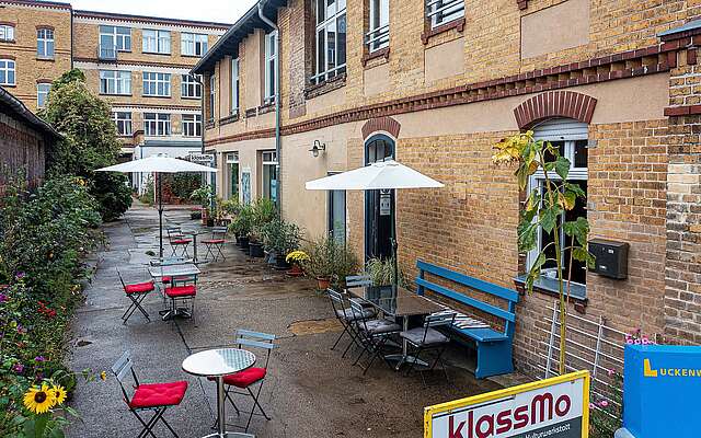 Innenhof des klassMo - Kulturcafe & Gästehaus mit Kulturwerkstatt