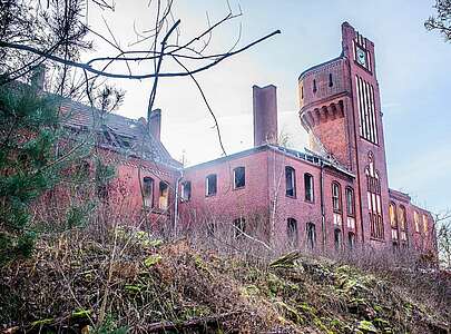 Wasserturm versteckt hinter eine Backsteinfassade in Jüterbog II