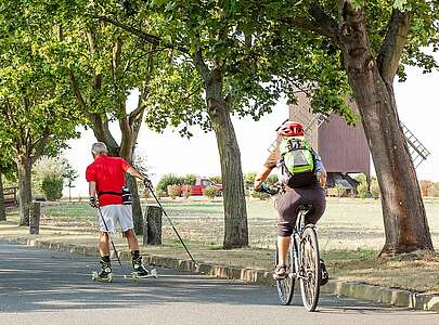 Cross-Skater und Fahrradfahrer bei der Hochzeitsmühle in Dennewitz