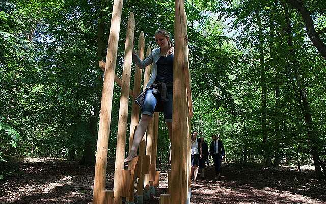 Teambuilding auf den Kletterstelzen im Barfußpark Beelitz-Heilstätten