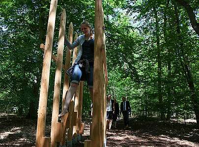 Teambuilding auf den Kletterstelzen im Barfußpark Beelitz-Heilstätten