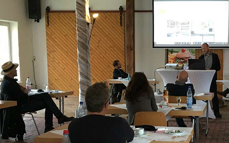



    
        
                Vortrag Haus Fläming beim Stammtisch zu Förder- und Finanzierungsmöglichkeiten,
            
        
                Foto: Kreativnetzwerk FlämingSchmiede/Kein Urheber bekannt
            
    
