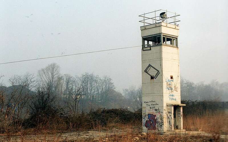 



        
            Wachturm vor der Zerstörung 1991,
        
    

        Foto: Fotograf / Lizenz - Media Import/Peter Jäckel
    