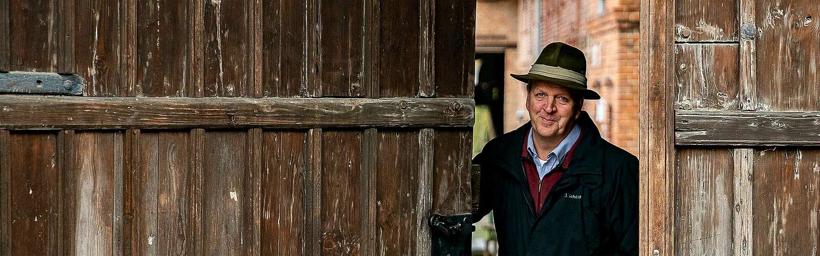 Bernd Moritz öffnet das Hoftor,
            
        
                Foto: Tourismusverband Fläming e.V./Jan Sobotka