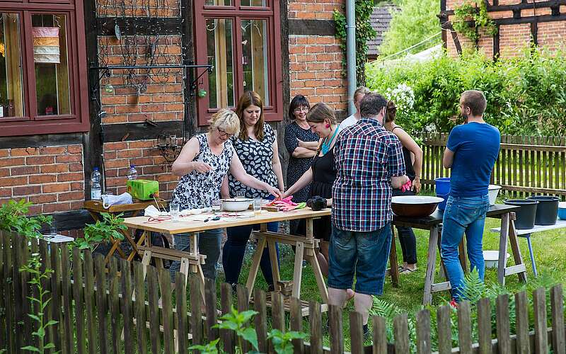 



    
        
                Shibori-Workshop in Glashütte draußen,
            
        
                Foto: Tourismusverband Fläming e.V./Greg Snell
            
    
