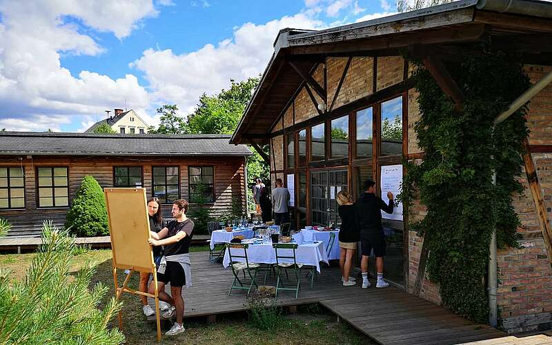 



    
        
                Weinschule im Weinsalon Glashütte,
            
        
                Foto: Tourismusverband Fläming e.V./Weinsalon Glashütte
            
    
