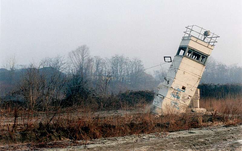 



    
        
                Einstürzender Wachturm in der heutigen Kanalaue,
            
        
                Foto: Tourismusverband Fläming e.V./Peter Jäckel
            
    
