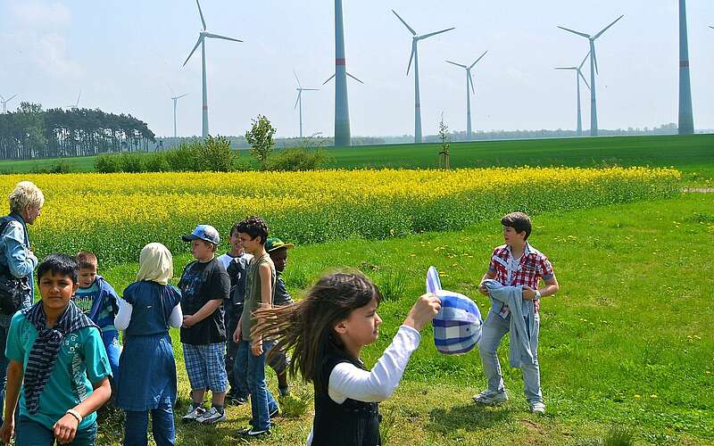



    
        
                Schüler im Windpark Feldheim,
            
        
                Foto: Tourismusverband Fläming e.V./Kein Urheber bekannt
            
    
