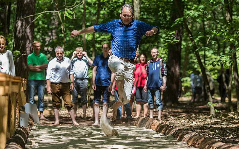 



    
        
                Weitsprung im Barfußpark Beelitz-Heilstätten,
            
        
                Foto: Barfußpark Beelitz-Heilstätten/Karsten Eichhorn
            
    
