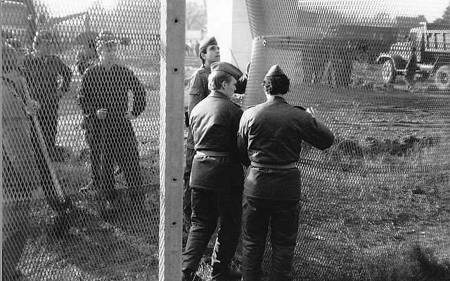 Öffnung des Drahtzauns an der Grenze zu Lichterfelde Süd