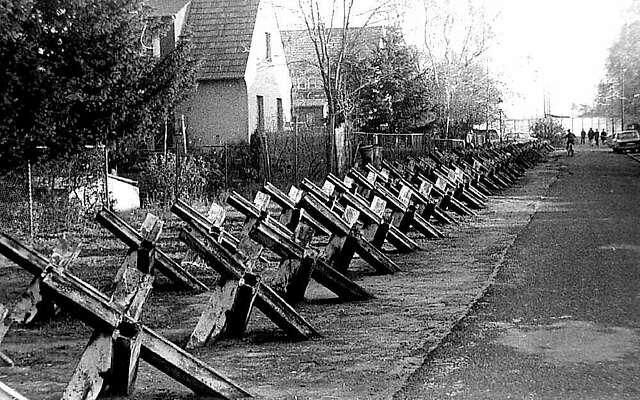 Panzersperren in der Paul-Gerhardt-Straße in Teltow 1989