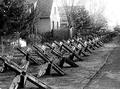 Panzersperren in der Paul-Gerhardt-Straße in Teltow 1989