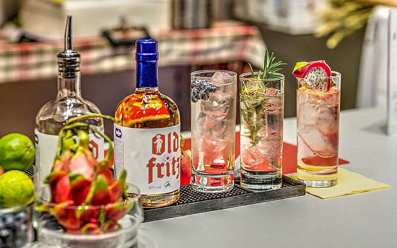 



    
        
                Ginherstellung in der Destillerie in Kloster Zinna,
            
        
                Foto: Tourismusverband Fläming e.V./Süßmost & Weinkelterei Hohenseefeld GmbH
            
    
