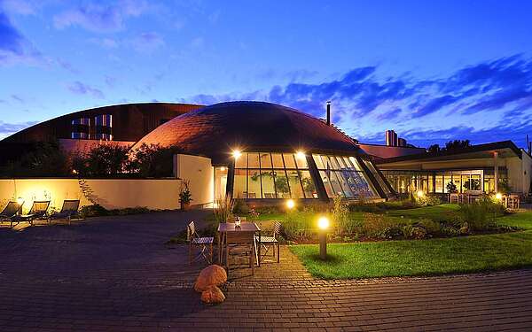 SteinTherme am Abend mit Beleuchtung