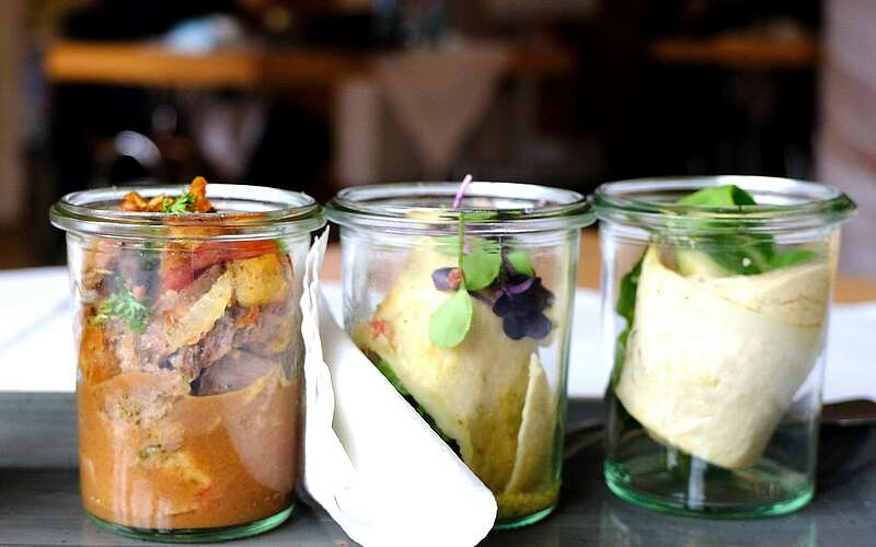 



    
        
                Essen im Landgasthof Jüterbog,
            
        
                Foto: Kreativnetzwerk FlämingSchmiede/Kein Urheber bekannt
            
    
