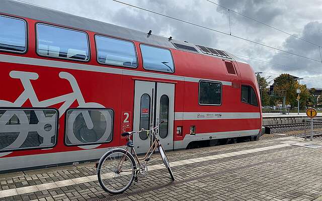 Fahrrad vorm RE in Wittenberg