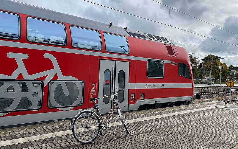 Fahrrad vorm RE in Wittenberg