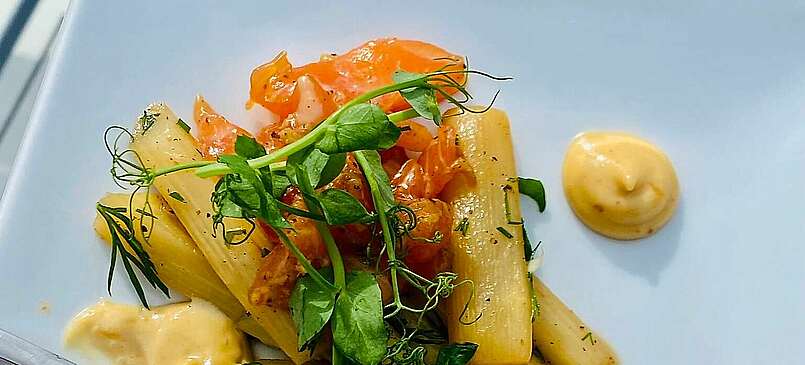 Rezept: Lachstartar mit gebratenem Spargel